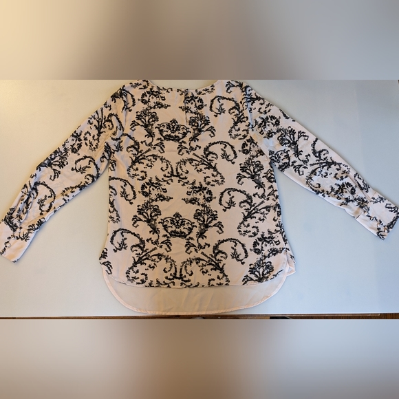 The Limited Scoop Neck Blouse With Sheer Underlay, Buttoned Long Sleeves. Size M - Picture 4 of 11